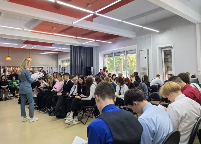 "Читаем о Байкале": Студенты Иркутского технологического колледжа в юношеской библиотеке имени Уткина