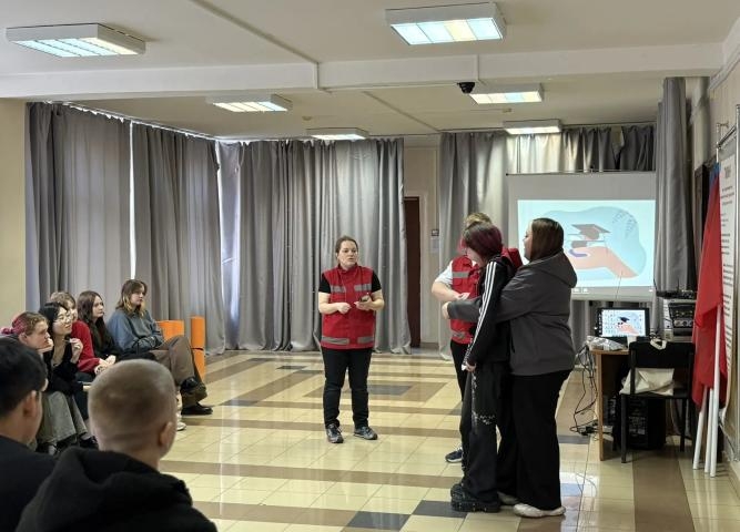 Навыки, спасающие жизни: мастер-класс от «Красного Креста» в Иркутском технологическом колледже