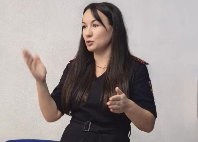 Безопасность на первом месте: студенты Иркутского технологического колледжа встретились с представителем ГИБДД