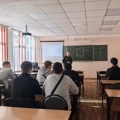 "Защищать Родину – призвание": в Иркутском технологическом колледже прошла встреча с представителями 12ГУМО