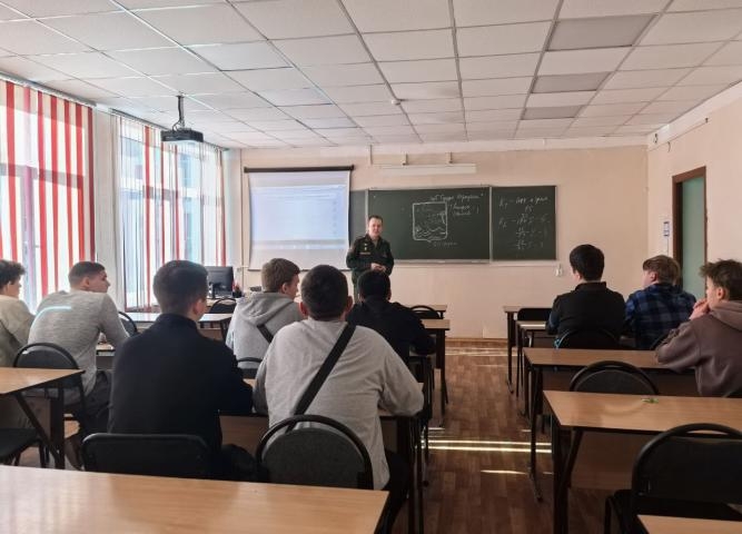 "Защищать Родину – призвание": в Иркутском технологическом колледже прошла встреча с представителями 12ГУМО