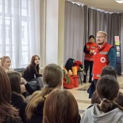 "Красный Крест" в Иркутском технологическом колледже: уроки спасения для первокурсников