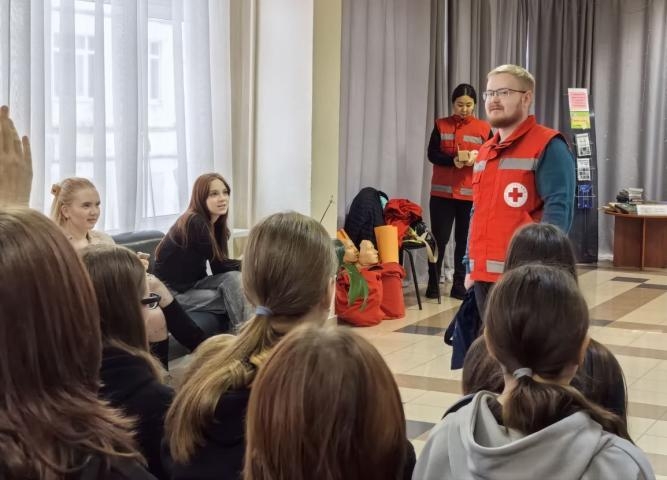 "Красный Крест" в Иркутском технологическом колледже: уроки спасения для первокурсников